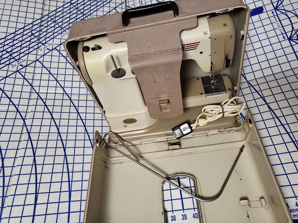 Elna Supermatic 722010 Sewing Machine w/ Case – Works Read