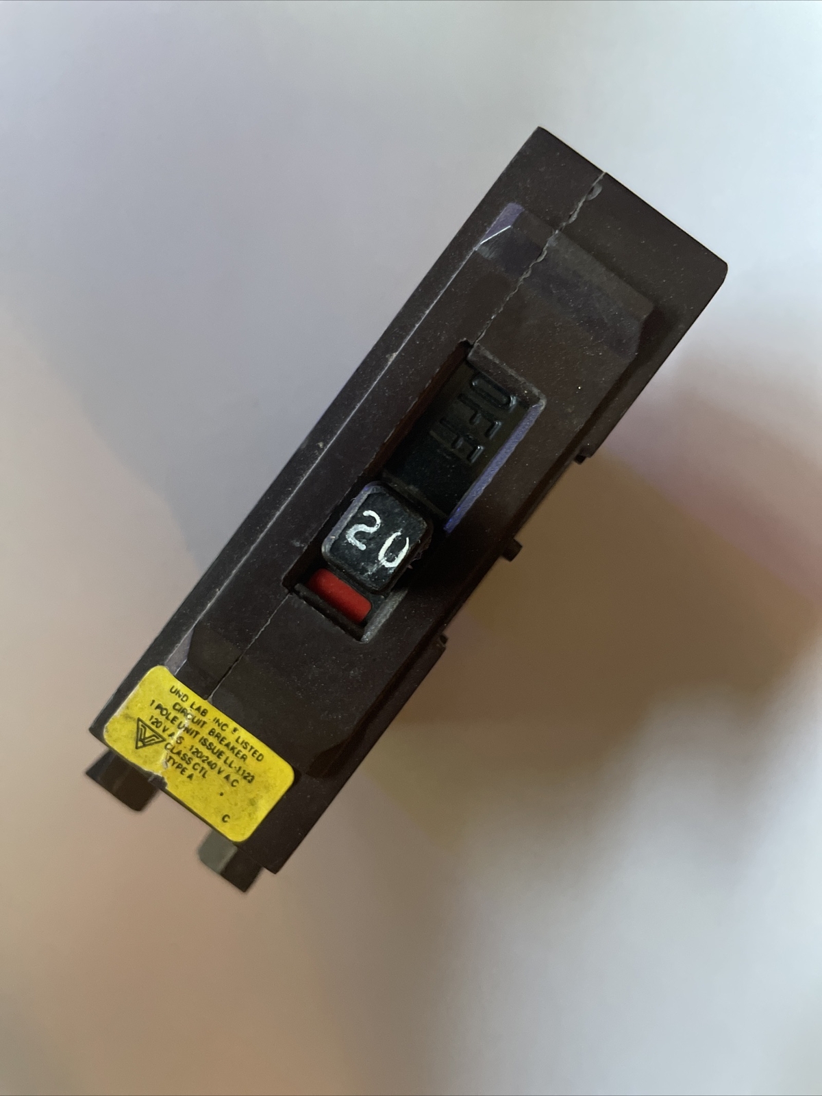 WADSWORTH 20 AMP 120V SINGLE POLE CIRCUIT BREAKER PLASTIC FEET TESTED