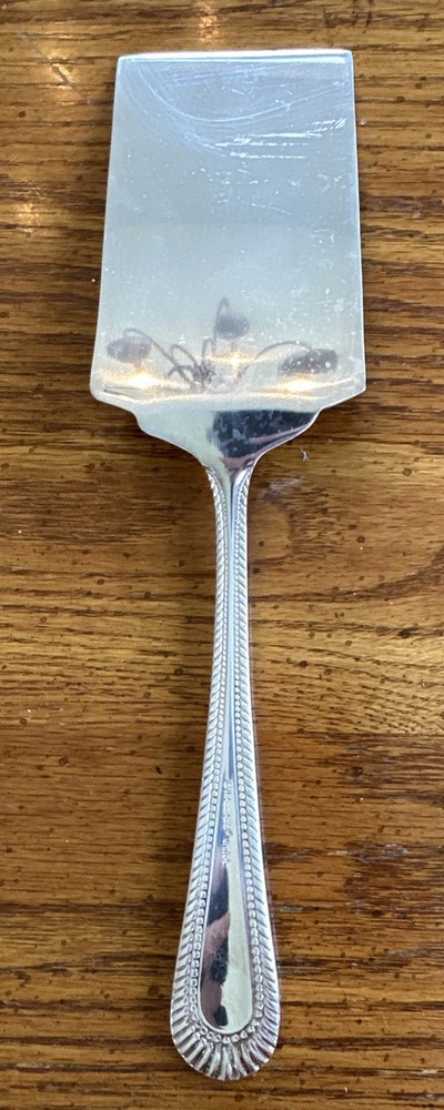 WALLACE Wickham Deep Silverplate ServerLasagna Cake Flatware Fan Bead 9.75”