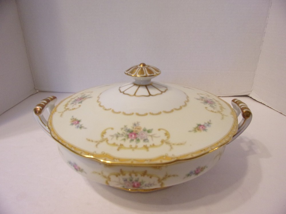 NORITAKE CASSEROLE WITH LID LOTUS PATTERN 11"