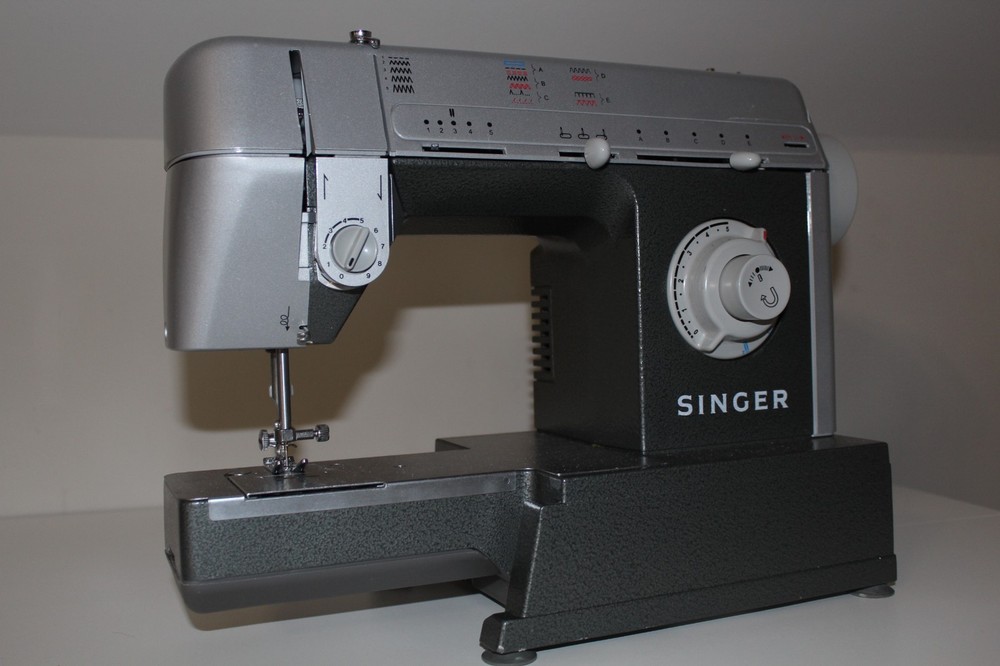 Singer CG-550 Sewing Machine Silver/gray High-Quality Machine READ *TESTED*