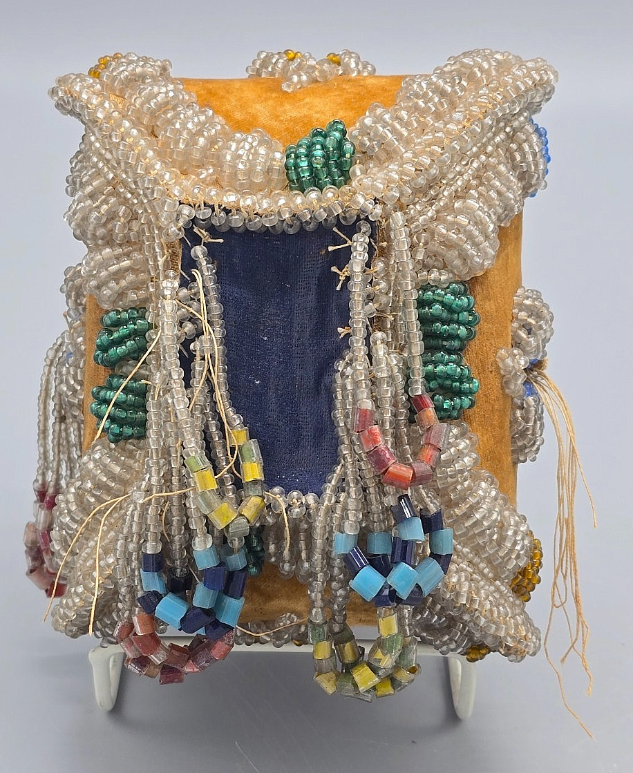 Antique Iroquois Nation 5x4.5" BEADED JEWELRY / SEWING / TRINKET BOX, flap door