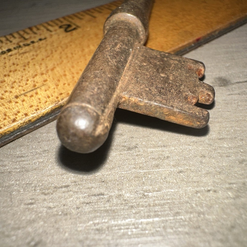 Antique Skeleton Key Solid Barrel 4 inch Legit Antique Key. Unique Head