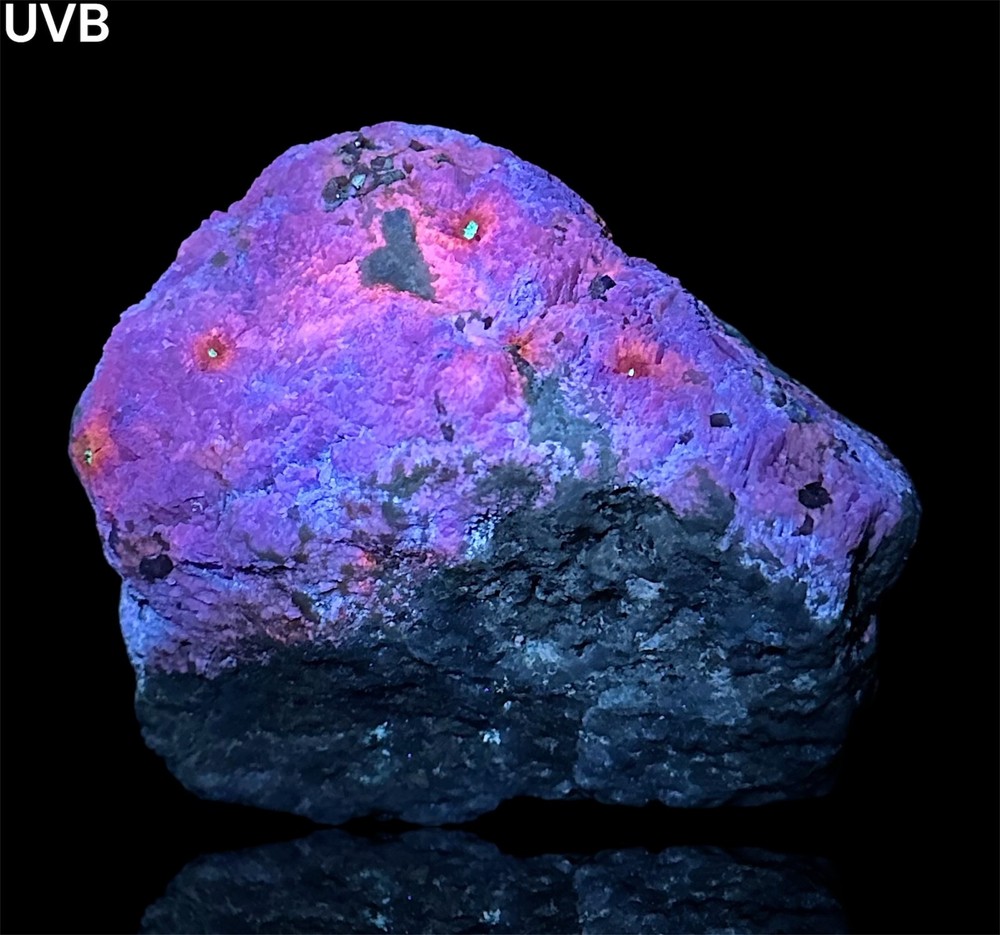 1342 Gr. Fluorescent Phosphorescent Sharp Tenebrescnet Hackmanite, Fluorapatite