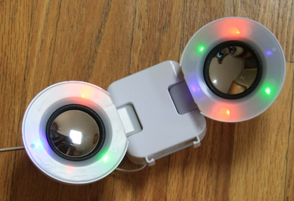 Portable wired speaker white ball folding blinking multicolored lights