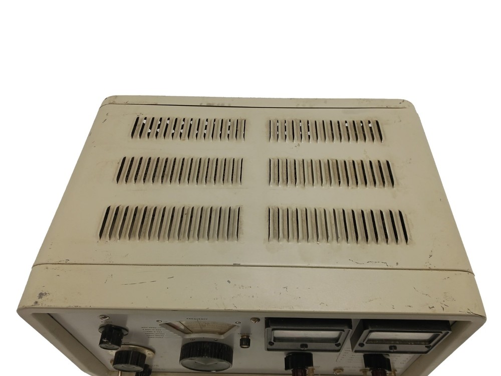 Hewlett Packard 606A Signal Generator - POWERS UP