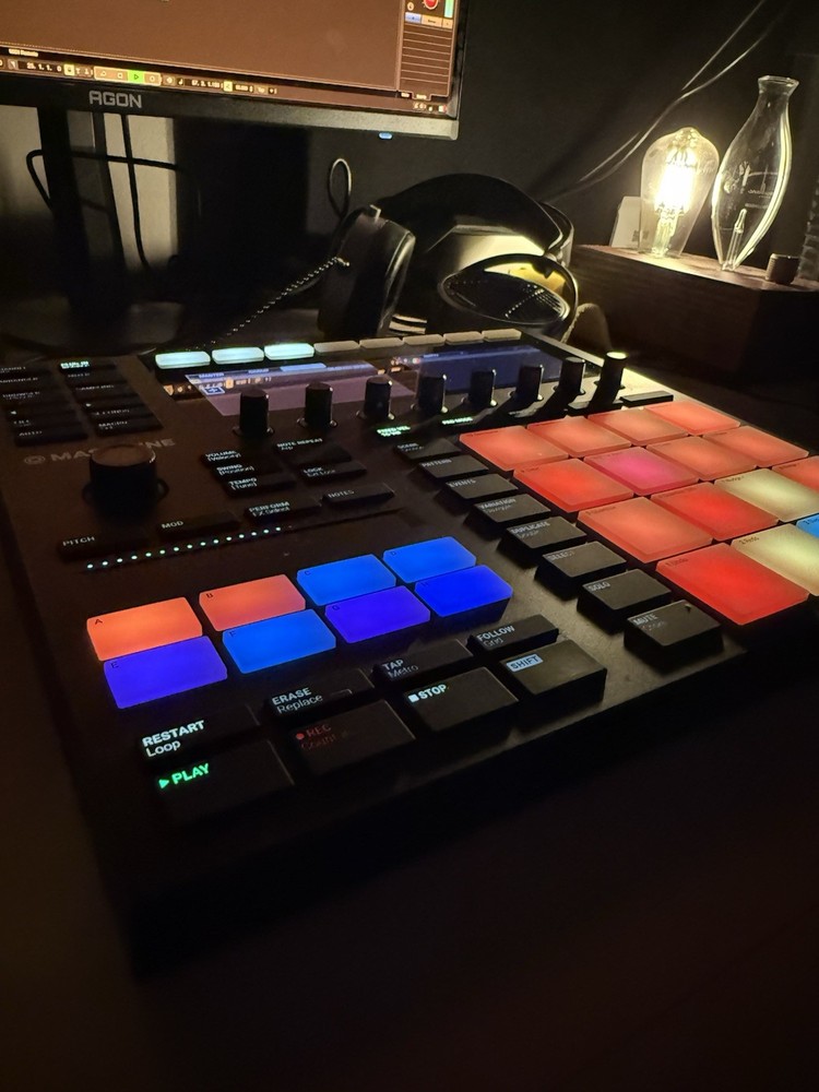 Native Instruments MASCHINE MK3 Sampler & Sequencer 16 Pad Triggers Black