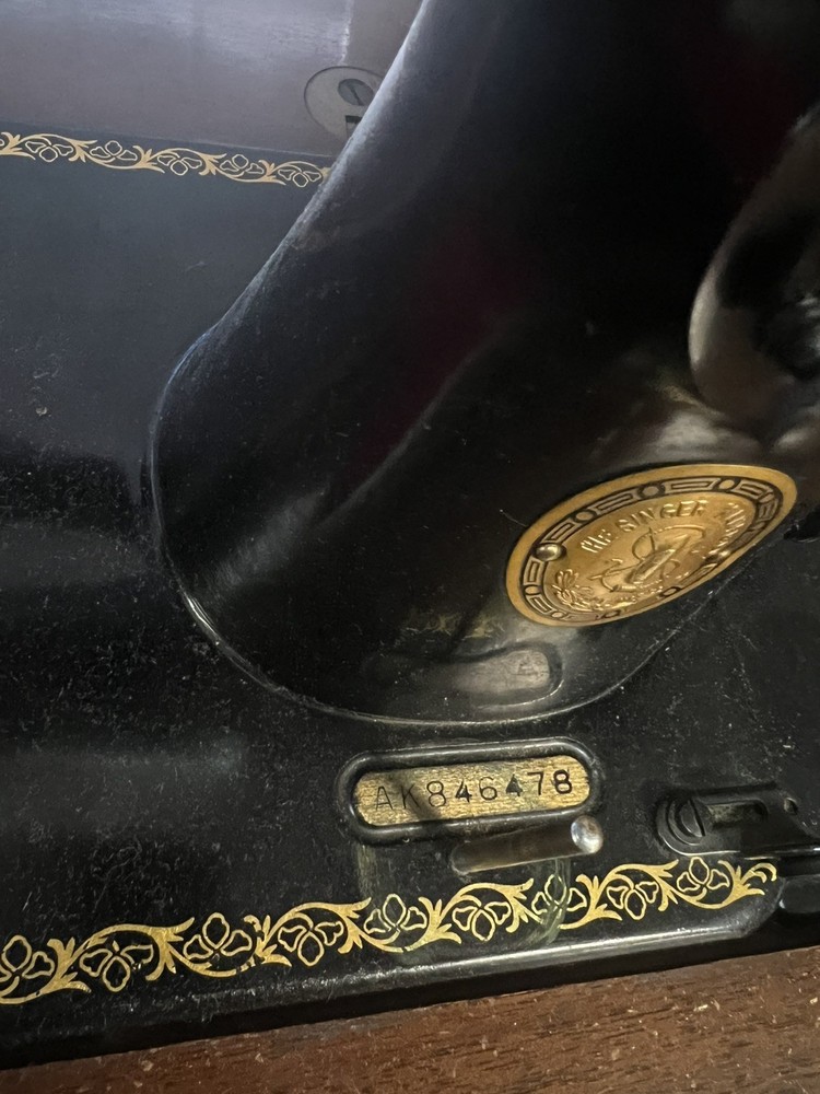Vintage Singer Sewing Machine + Table .No.15 Year Mfg 1952 - WORKING CONDITION