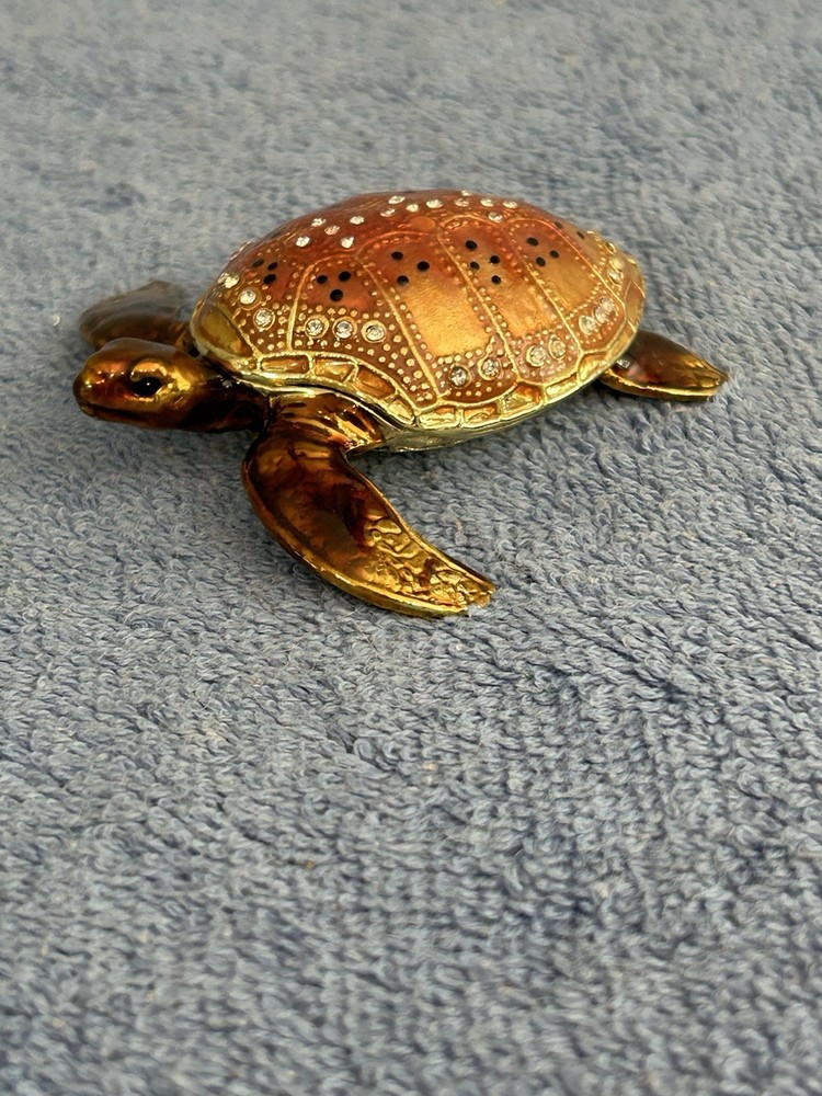 Bejeweled Loggerhead Turtle brass tricketbox.Measures 3”x 3”x 1/2”