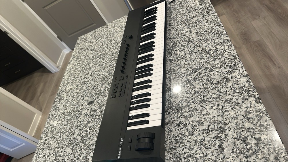 Native Instruments Komplete Kontrol A61 61-Key Digital MIDI Keyboard Controller