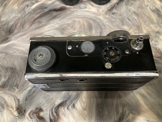 VINTAGE ARGUS C3 RANGE FINDER CAMERA WITH PARTIAL LEATHER CASE