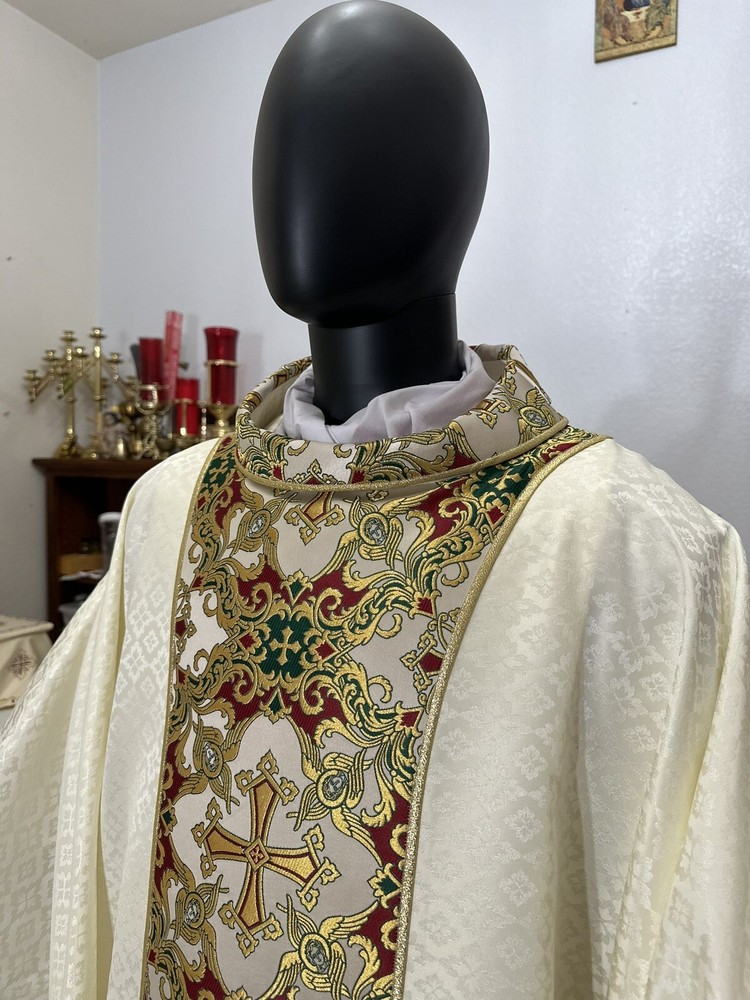 WHITE GOLD GOTHIC DAMASK COLLARED VESTMENT CHASUBLE & STOLE