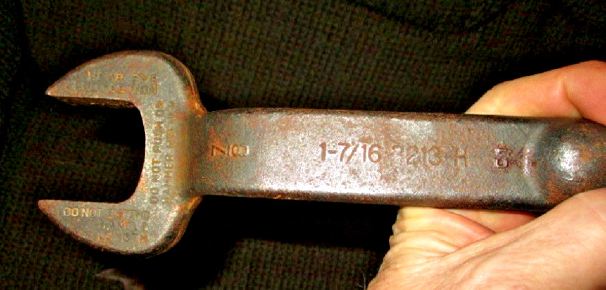 KLEIN TOOLS SPUD WRENCHES ( 2 ) AND DRIVE PIN 1-7/16 ( 3213-H ) 1-1/4 ( 3212-H)