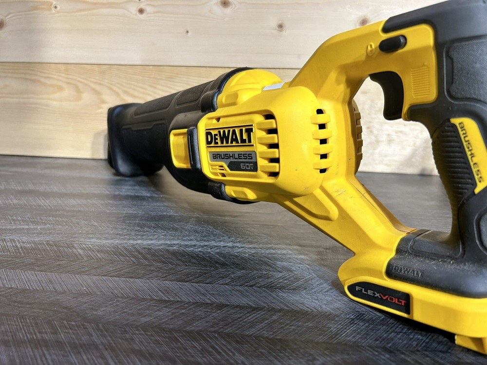 DEWALT DCS381B 20V Variable Speed Reciprocating Saw + Battery
