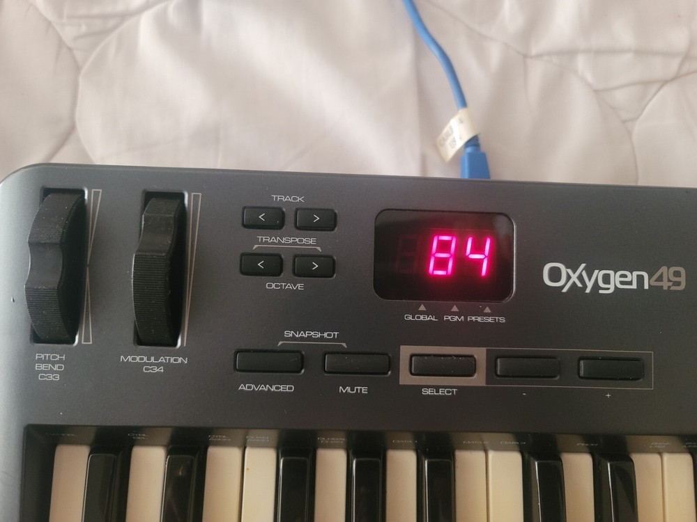 M-Audio Oxygen 49 (3rd Gen) MIDI Controller Keyboard-Missing Four Plastic Knobs