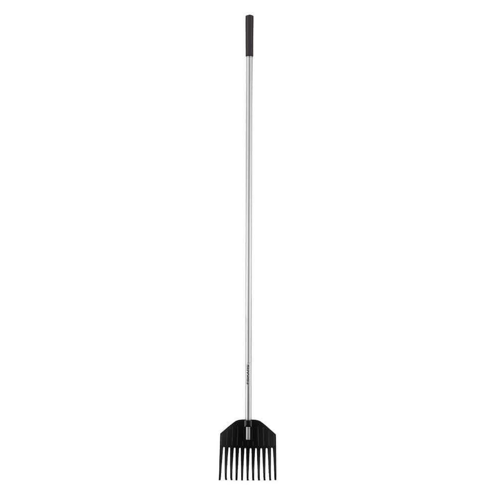 Fiskars Lightweight 8" Shrub Rake, Easily Clean Between Shrubs, Fences & More