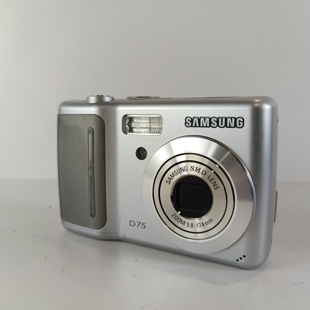 Samsung Digimax D75 7.2MP Digital Camera - Silver - Compact Digital Camera