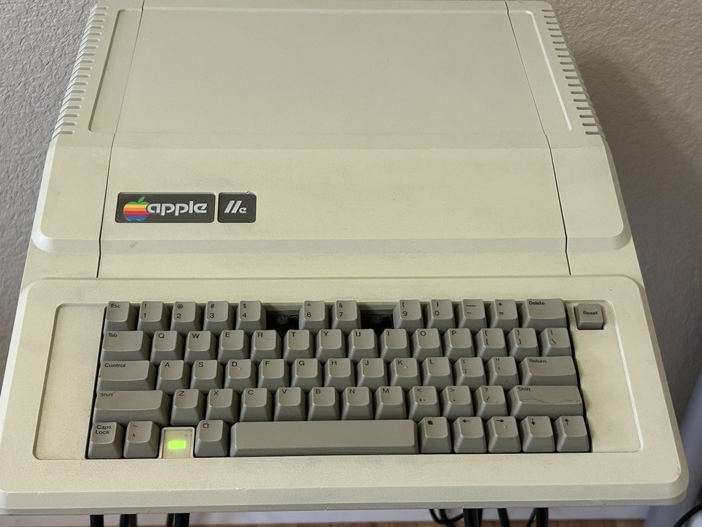Vintage! 1984 APPLE IIe (A2S2064)COMPUTER **Powers On** Working!! Missing Keys