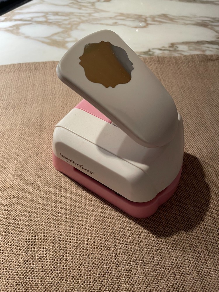 MT1215 Recollections paper punch scalloped pattern