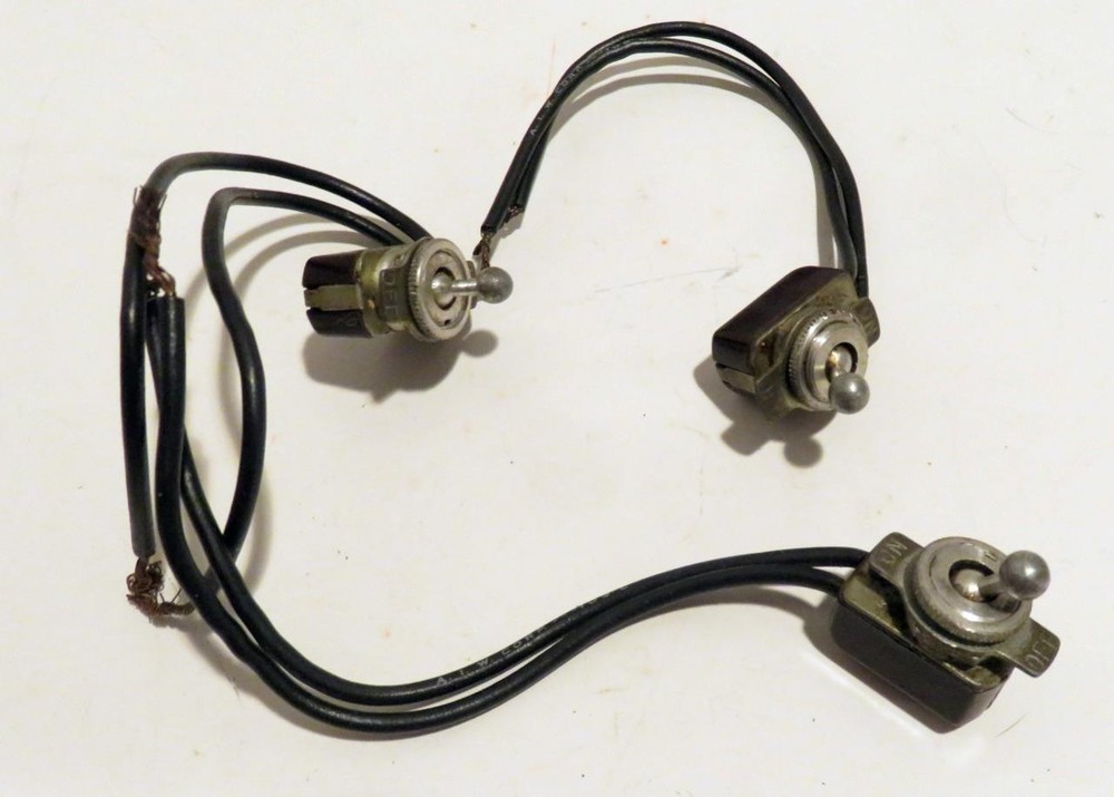 TOGGLE SWITCH- SINGLE THROW -3 SWITCHES - VG - W/WIRES - SR101