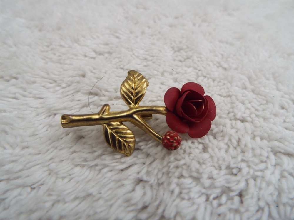 Goldtone Red Rose Pin (C15)