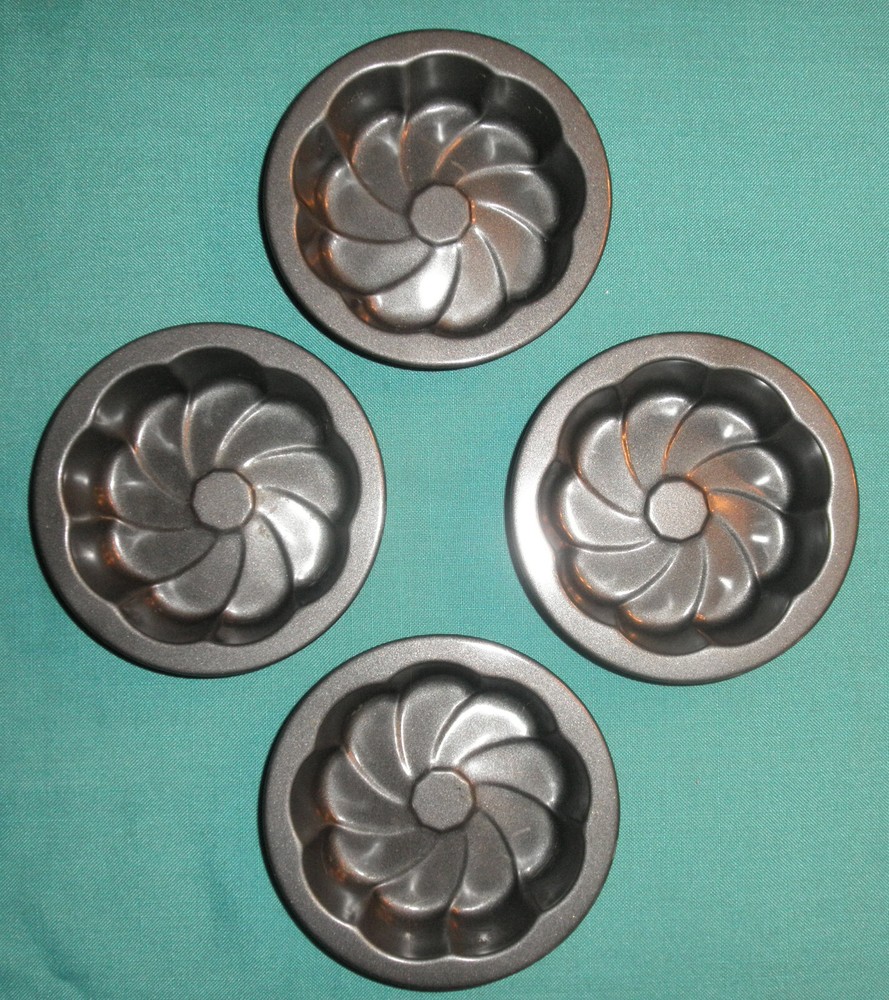 4 Small Flower Cake Pans- Excellent Condition