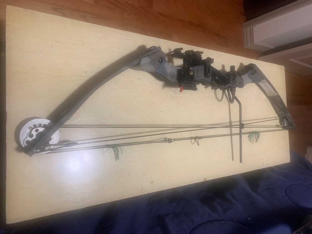 compound bow right hand 70lbs with arrows and tips