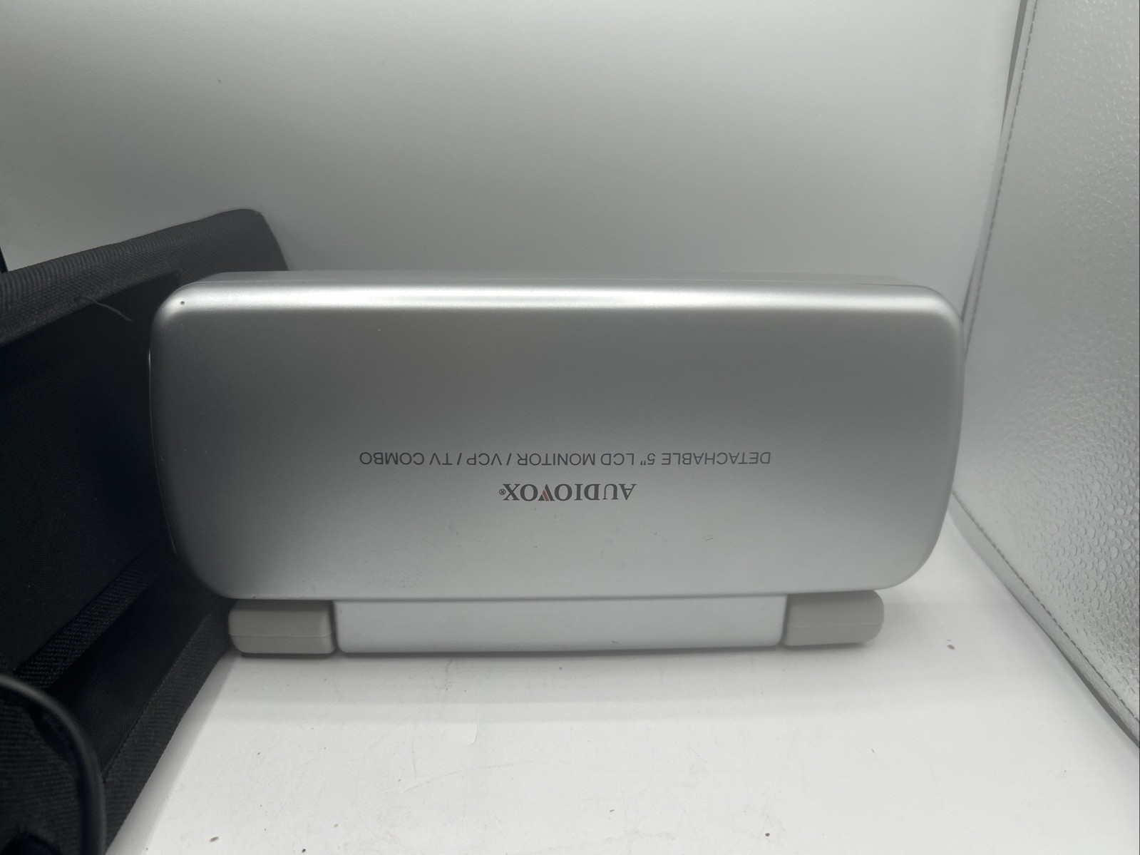 AUDIOVOX 5.6 " LCD Detachable Monitor VBP3000 with Case & S-video Hookup