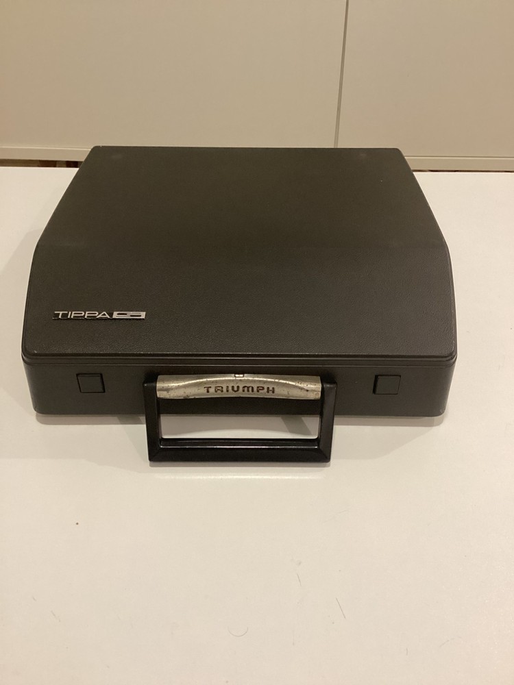 TRIUMPH TIPPA S. TYPEWRITER CURSIVE TYPEFACE. SPANISH LAYOUT. GERMANY 1969.