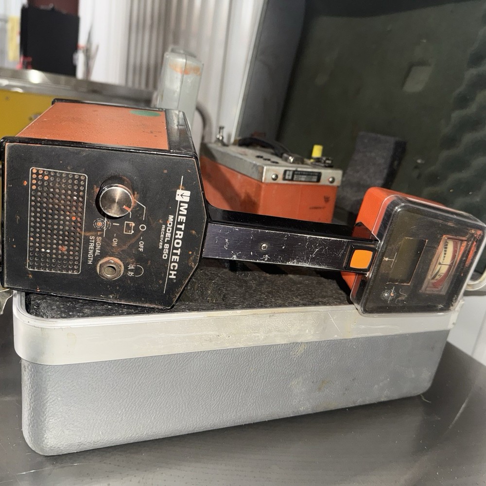 Metrotech 850 Cable and Pipe Locator