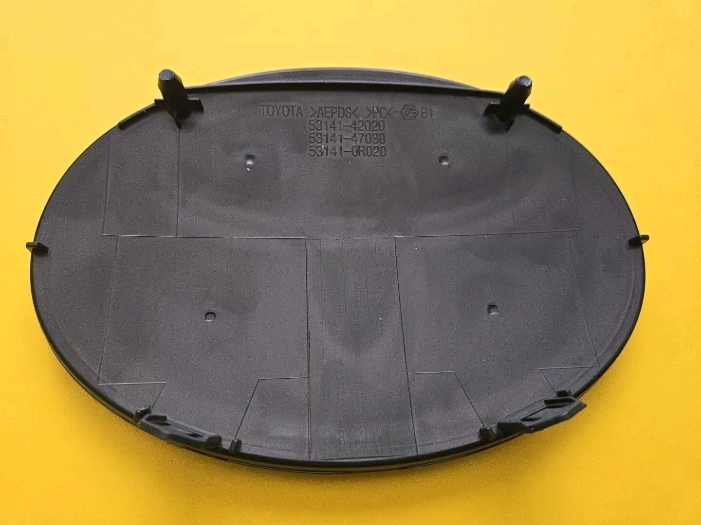 TOYOTA PRIUS AVALON HIGHLANDER RAV4 EMBLEM 53141-47030 / 42020 OE