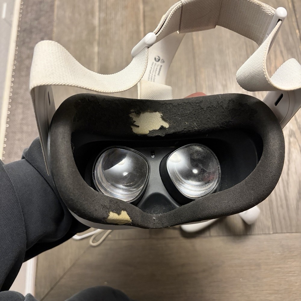 Meta / Oculus Quest 2 256gb with controllers - Fully Functional Needs Face Pad