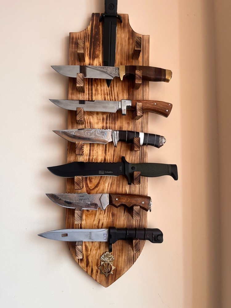 Wall-mounted knife stand