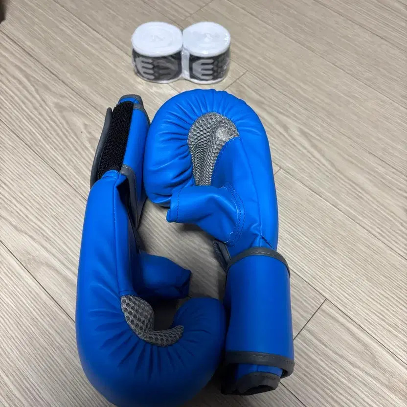 Nova Boxing 433 Boxing Gloves & 991 Hand Wraps Set New