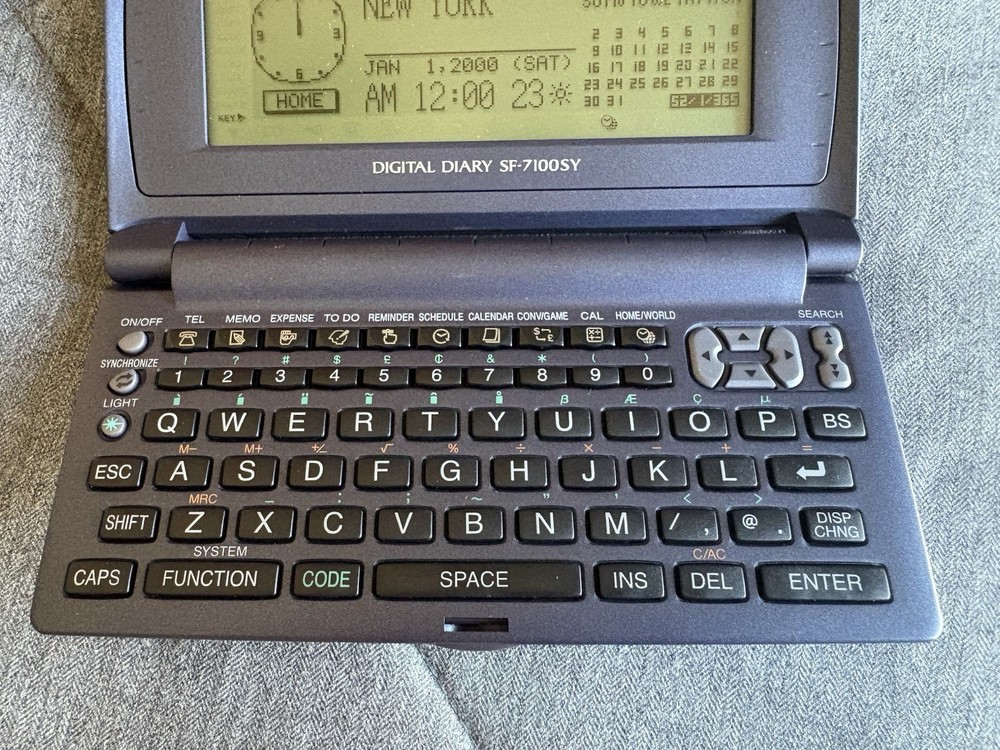 Casio Digital Diary SF-7100SY - 1MB - PC SYNC - W/ Box + Plastic Insert - TESTED