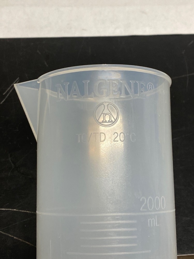 Used THERMO NALGENE 2000mL Polypropylene Graduated Cylinder Hex Base 3662-2000
