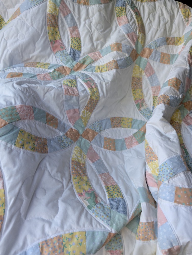 VTG St Michael Double Wedding Ring Patchwork Quilt Scallop Edge Pastel 5ft King
