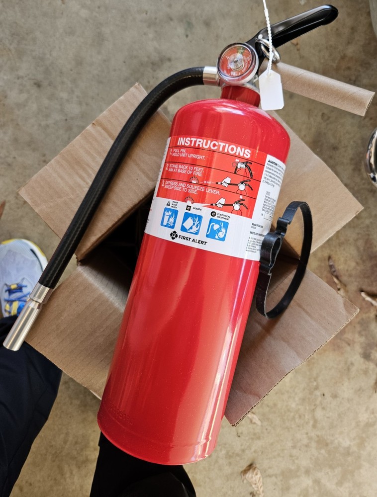 NEW First Alert Fire Extinguisher, Model FE2A10GR - EX3622