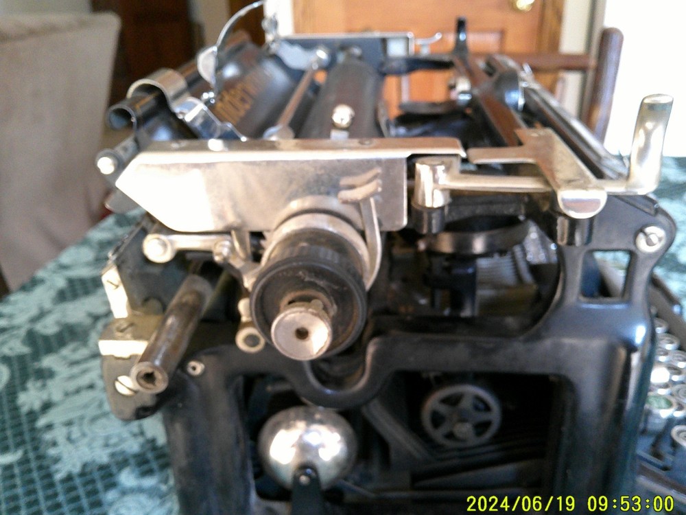 UNDERWOOD STANDARD No 5 TYPEWRITER SERIAL # 2005516-5 NEEDS SOME HELP