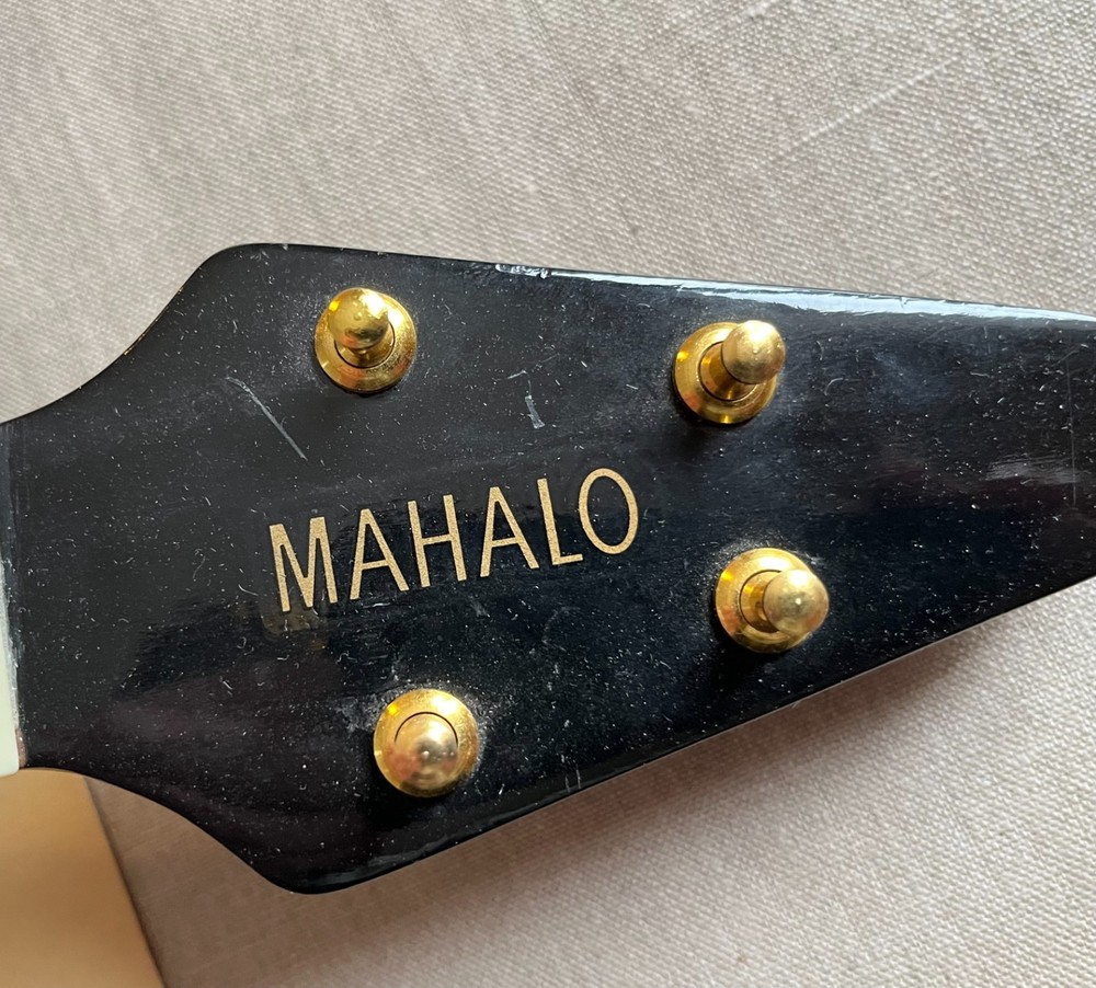 MAHALO UKULELE FLYING V BLACK