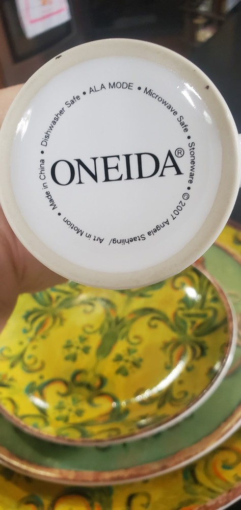 One) Vintage Oneida Ala Mode Collection 4pc Place Setting ~Apples~