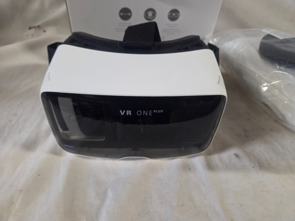 Zeiss VR One Plus VR Headset. with 100 disposable covers