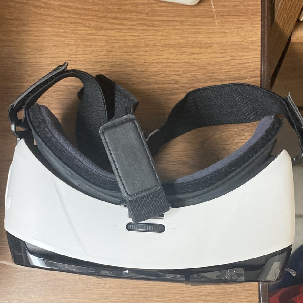 Samsung Gear VR Smartphone VR Headset White Black