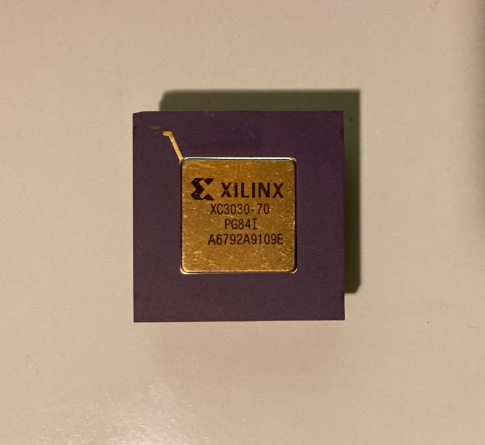 Exilinx Gold Ceramic PGA Array - XC3030-70