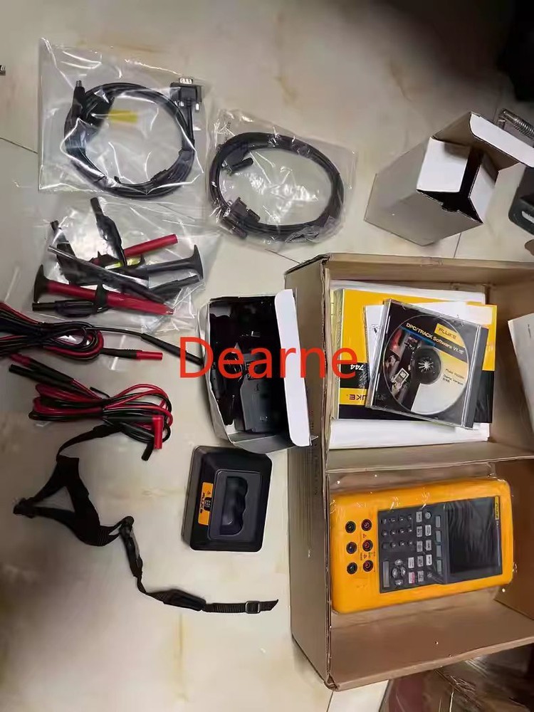 Fluke 744 Documenting Multifunction Process Calibrator & Leads, Battery, Charger