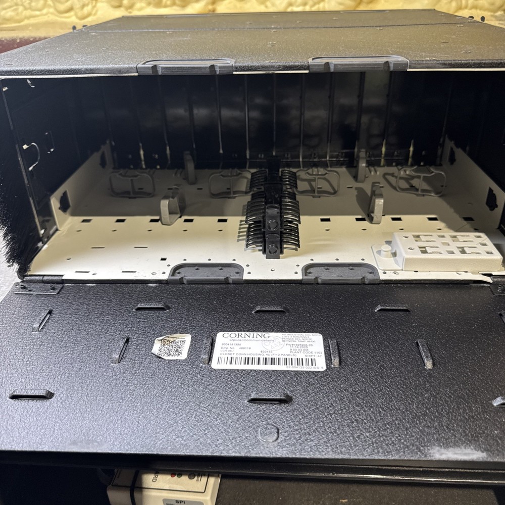 Corning CCH-04U Fiber Distribution Panel 4RU 12 Position Empty