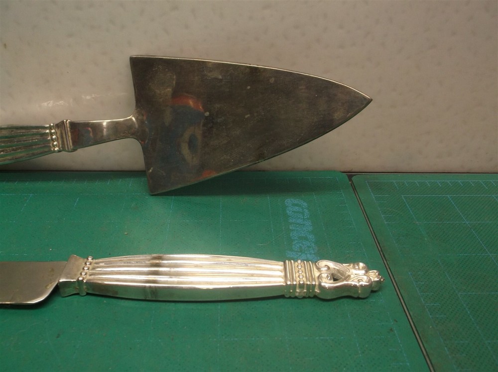 Wallace cake serving set