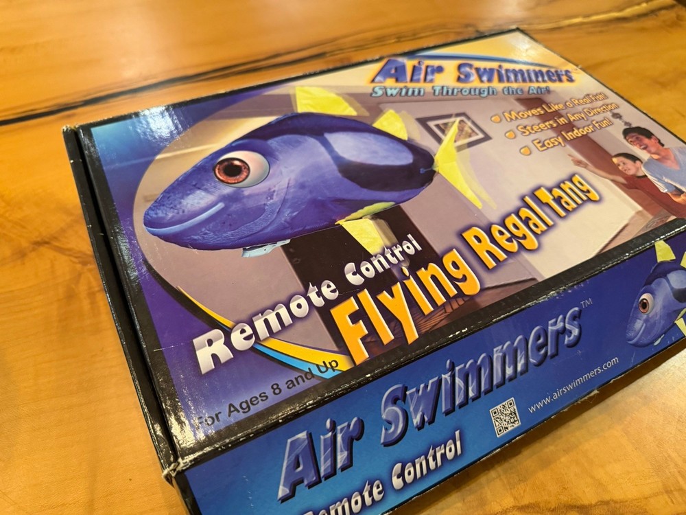 AIR SWIMMERS REMOTE CONTROL FLYING SHARK ( new ) ^
