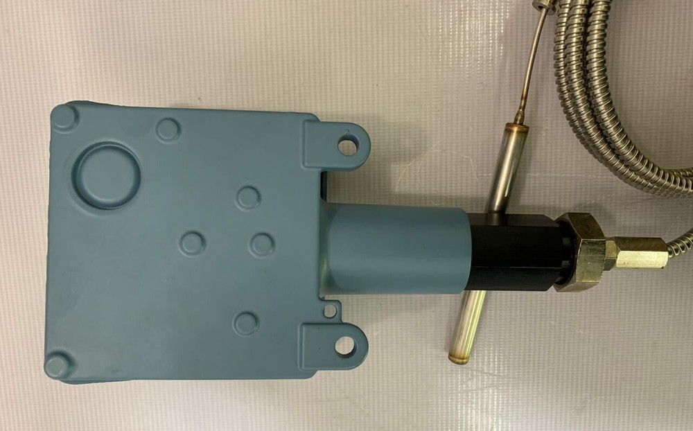 United Electric Controls / Temperature Controller / F100-6BS