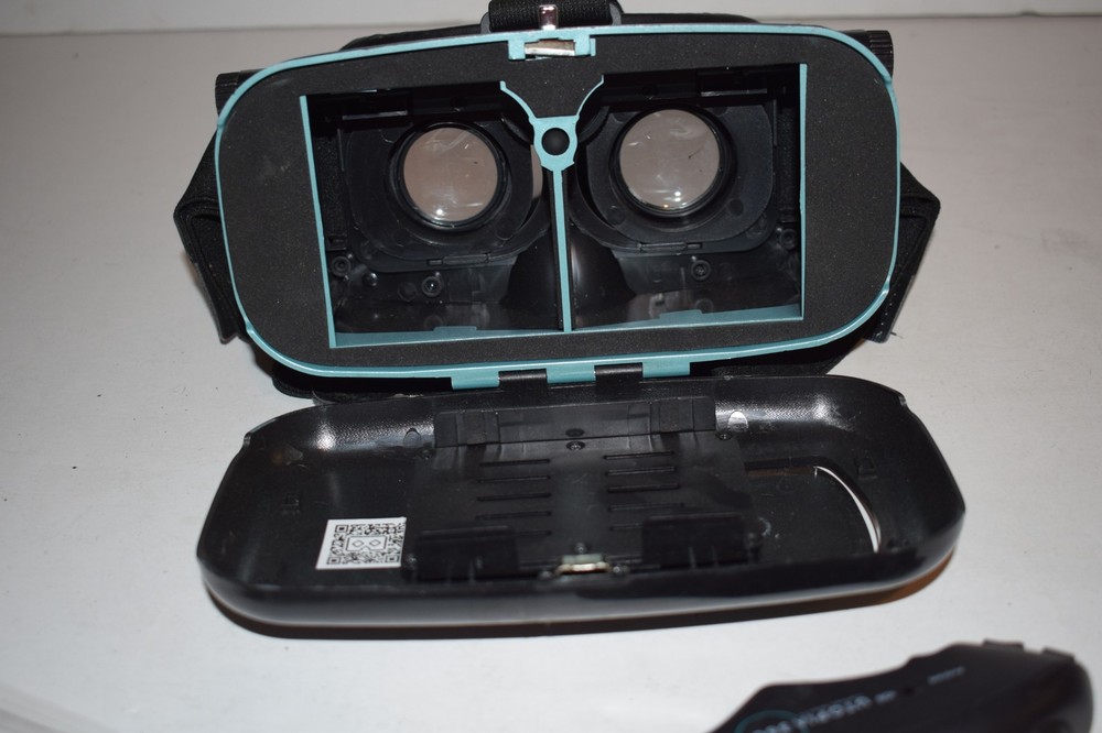 RETRAK UTOPIA 360 VIRTUAL REALITY HEADSET AND BLUETOOTH CONTROLLER (AUL2)